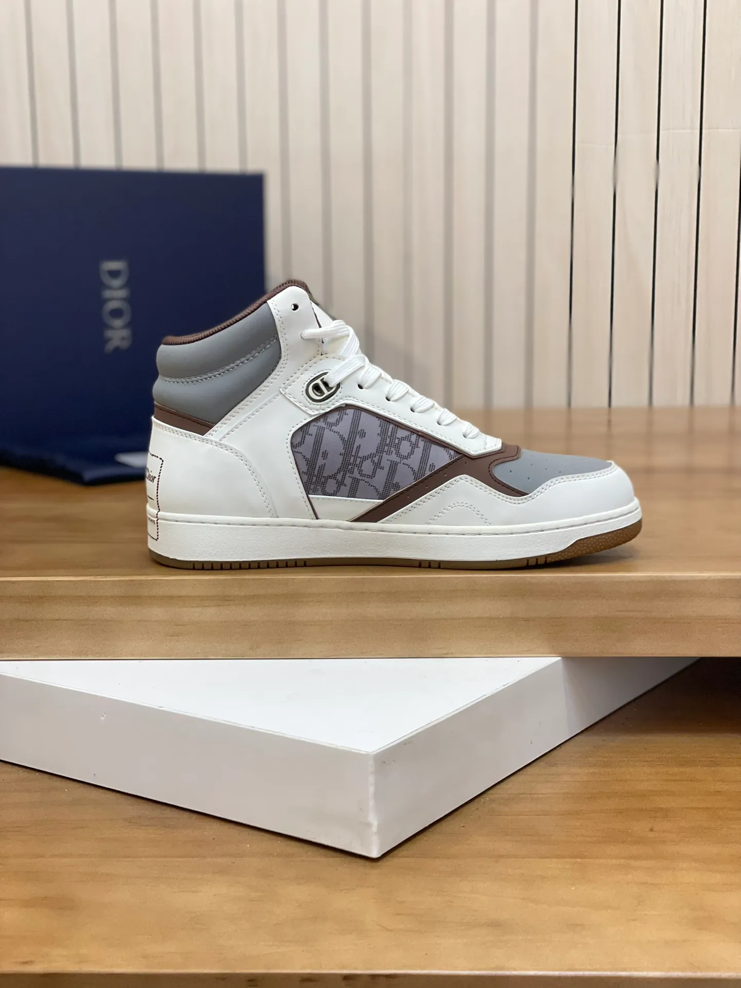 Men's shoes: 💰P460¥ Product trademark: Dior* "Dior*" high-top casual shoes Regular size: 38-44 (can be customized to 45.46) Product materials: Upper imported cowhide stitched with original fabric, breathable lining, original outsole. Number: 1006